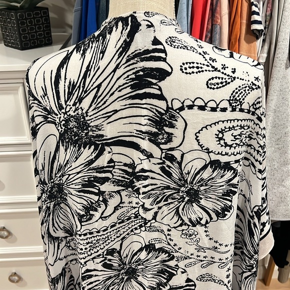 RACHEL Rachel Roy | Black and White Lightweight Wrap - Picture 6 of 9